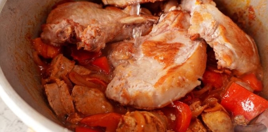 Фото приготовления рецепта: Свинина, тушенная с овощами, беконом и копчёными колбасками (по-дебреценски) - шаг №21