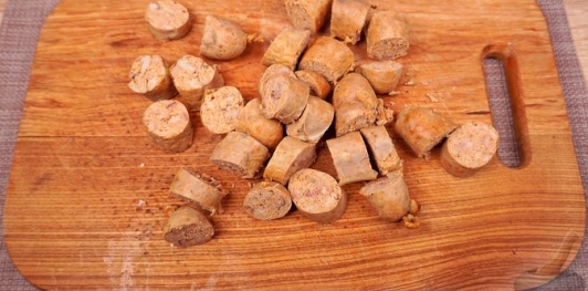 Фото приготовления рецепта: Свинина, тушенная с овощами, беконом и копчёными колбасками (по-дебреценски) - шаг №6