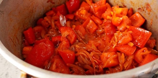 Фото приготовления рецепта: Свинина, тушенная с овощами, беконом и копчёными колбасками (по-дебреценски) - шаг №18