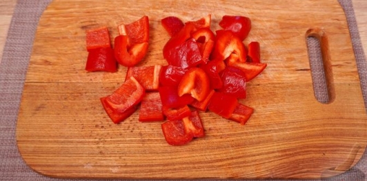 Фото приготовления рецепта: Свинина, тушенная с овощами, беконом и копчёными колбасками (по-дебреценски) - шаг №13