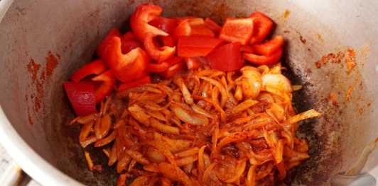 Фото приготовления рецепта: Свинина, тушенная с овощами, беконом и копчёными колбасками (по-дебреценски) - шаг №16