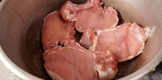 Фото приготовления рецепта: Свинина, тушенная с овощами, беконом и копчёными колбасками (по-дебреценски) - шаг №2