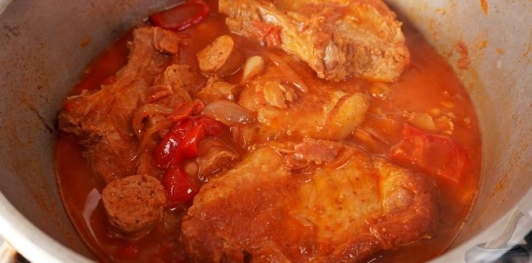 Фото приготовления рецепта: Свинина, тушенная с овощами, беконом и копчёными колбасками (по-дебреценски) - шаг №22