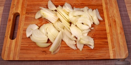 Фото приготовления рецепта: Свинина, тушенная с овощами, беконом и копчёными колбасками (по-дебреценски) - шаг №4