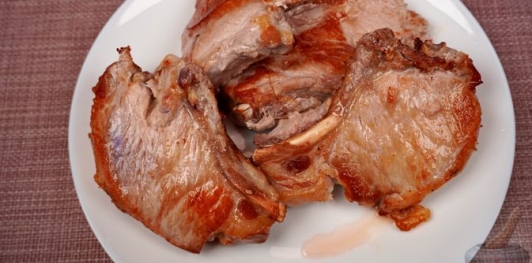 Фото приготовления рецепта: Свинина, тушенная с овощами, беконом и копчёными колбасками (по-дебреценски) - шаг №7