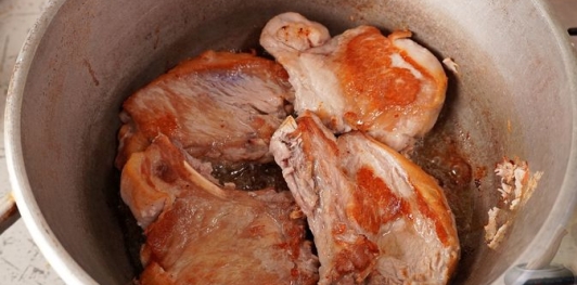 Фото приготовления рецепта: Свинина, тушенная с овощами, беконом и копчёными колбасками (по-дебреценски) - шаг №3