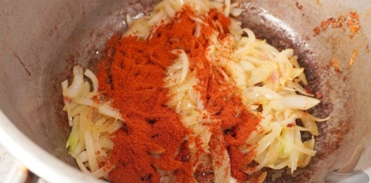 Фото приготовления рецепта: Свинина, тушенная с овощами, беконом и копчёными колбасками (по-дебреценски) - шаг №15