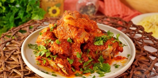 Фото приготовления рецепта: Свиные рёбрышки, запечённые в томатно-яблочном соусе - шаг №14