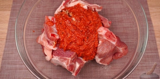 Фото приготовления рецепта: Свиные рёбрышки, запечённые в томатно-яблочном соусе - шаг №9