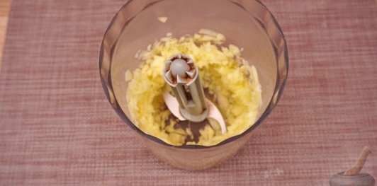 Фото приготовления рецепта: Свиные рёбрышки, запечённые в томатно-яблочном соусе - шаг №5