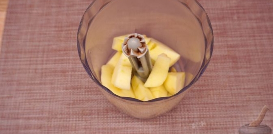 Фото приготовления рецепта: Свиные рёбрышки, запечённые в томатно-яблочном соусе - шаг №4