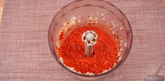 Фото приготовления рецепта: Свиные рёбрышки, запечённые в томатно-яблочном соусе - шаг №8