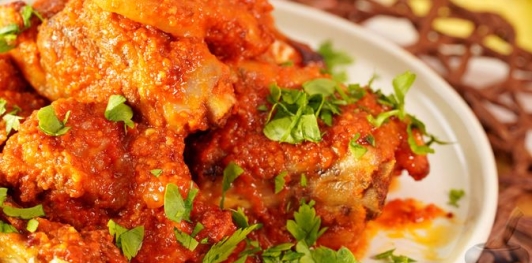 Фото приготовления рецепта: Свиные рёбрышки, запечённые в томатно-яблочном соусе - шаг №15