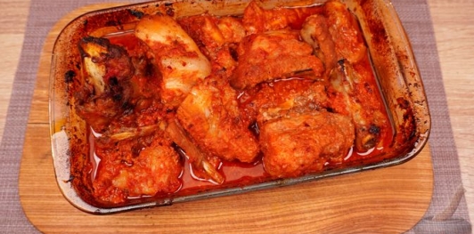 Фото приготовления рецепта: Свиные рёбрышки, запечённые в томатно-яблочном соусе - шаг №13