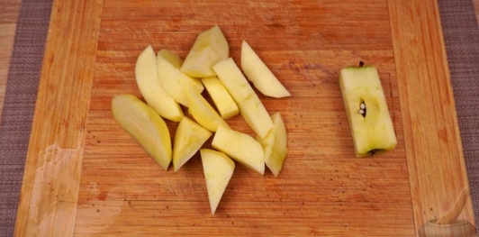 Фото приготовления рецепта: Свиные рёбрышки, запечённые в томатно-яблочном соусе - шаг №3