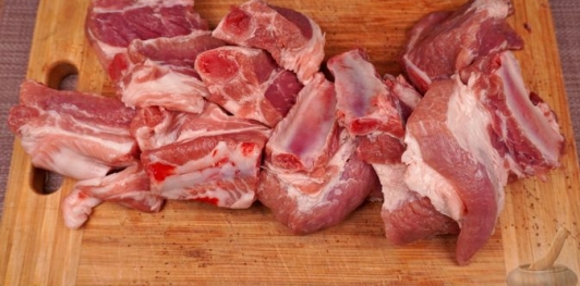 Фото приготовления рецепта: Свиные рёбрышки, запечённые в томатно-яблочном соусе - шаг №2