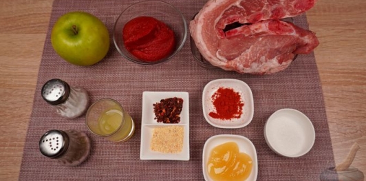 Фото приготовления рецепта: Свиные рёбрышки, запечённые в томатно-яблочном соусе - шаг №1