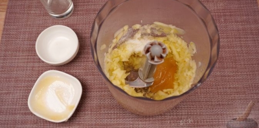 Фото приготовления рецепта: Свиные рёбрышки, запечённые в томатно-яблочном соусе - шаг №6