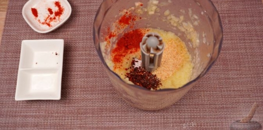 Фото приготовления рецепта: Свиные рёбрышки, запечённые в томатно-яблочном соусе - шаг №7