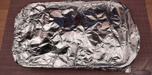 Фото приготовления рецепта: Свиные рёбрышки, запечённые в томатно-яблочном соусе - шаг №12