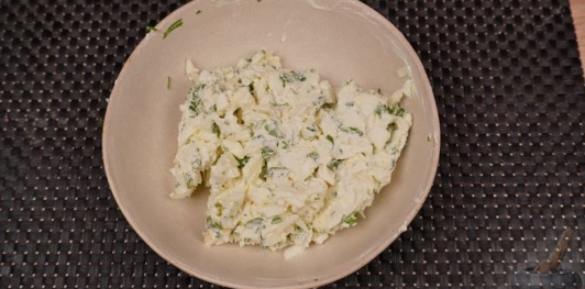 Фото приготовления рецепта: Сырный рулет с колбасой и яйцами - шаг №11