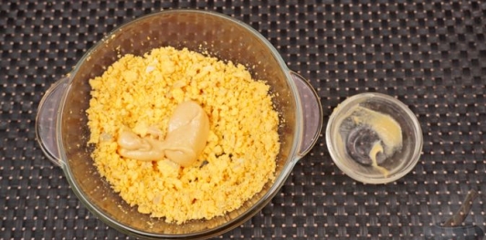 Фото приготовления рецепта: Сырный рулет с колбасой и яйцами - шаг №5