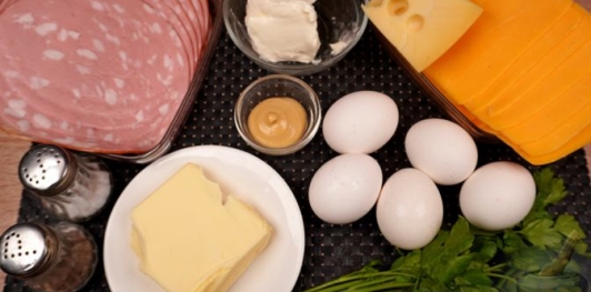 Фото приготовления рецепта: Сырный рулет с колбасой и яйцами - шаг №1