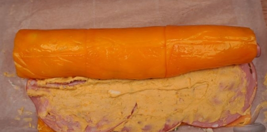 Фото приготовления рецепта: Сырный рулет с колбасой и яйцами - шаг №18