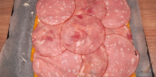 Фото приготовления рецепта: Сырный рулет с колбасой и яйцами - шаг №16