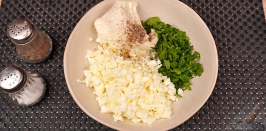 Фото приготовления рецепта: Сырный рулет с колбасой и яйцами - шаг №10