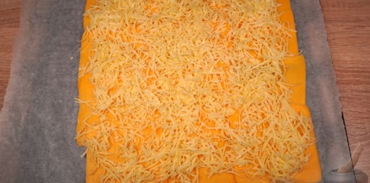 Фото приготовления рецепта: Сырный рулет с колбасой и яйцами - шаг №13