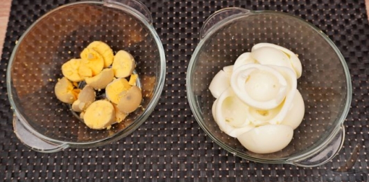 Фото приготовления рецепта: Сырный рулет с колбасой и яйцами - шаг №4