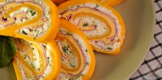 Фото приготовления рецепта: Сырный рулет с колбасой и яйцами - шаг №21