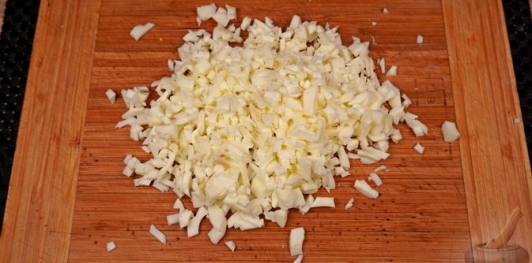 Фото приготовления рецепта: Сырный рулет с колбасой и яйцами - шаг №9