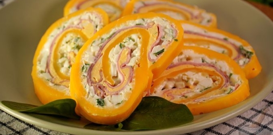 Фото приготовления рецепта: Сырный рулет с колбасой и яйцами - шаг №20