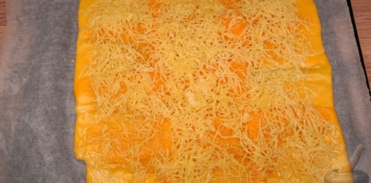 Фото приготовления рецепта: Сырный рулет с колбасой и яйцами - шаг №14