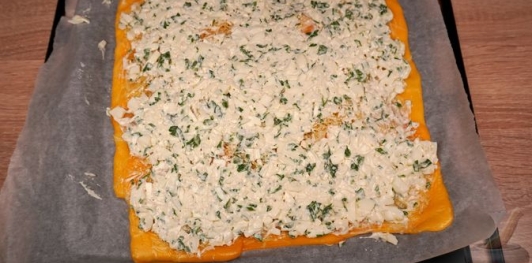 Фото приготовления рецепта: Сырный рулет с колбасой и яйцами - шаг №15