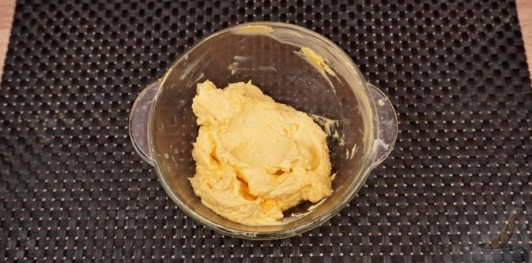 Фото приготовления рецепта: Сырный рулет с колбасой и яйцами - шаг №7