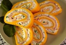 Сырный рулет с колбасой и яйцами