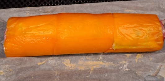 Фото приготовления рецепта: Сырный рулет с колбасой и яйцами - шаг №19