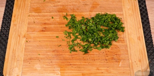 Фото приготовления рецепта: Сырный рулет с колбасой и яйцами - шаг №3