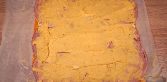 Фото приготовления рецепта: Сырный рулет с колбасой и яйцами - шаг №17