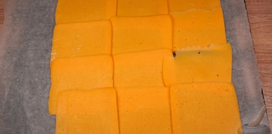 Фото приготовления рецепта: Сырный рулет с колбасой и яйцами - шаг №12