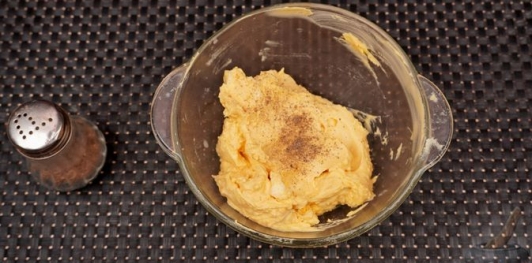 Фото приготовления рецепта: Сырный рулет с колбасой и яйцами - шаг №8