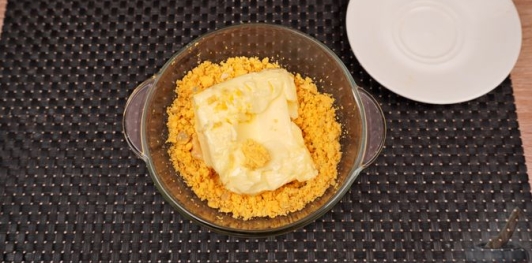 Фото приготовления рецепта: Сырный рулет с колбасой и яйцами - шаг №6