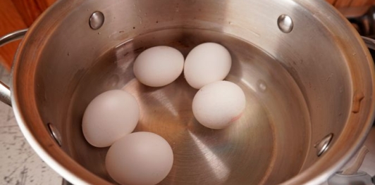 Фото приготовления рецепта: Сырный рулет с колбасой и яйцами - шаг №2