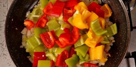 Фото приготовления рецепта: Токана с перцем (овощное рагу в сметанном соусе) - шаг №6