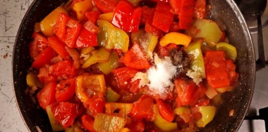 Фото приготовления рецепта: Токана с перцем (овощное рагу в сметанном соусе) - шаг №9