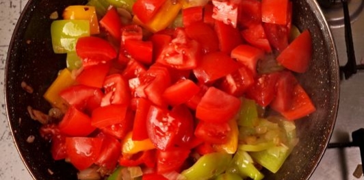 Фото приготовления рецепта: Токана с перцем (овощное рагу в сметанном соусе) - шаг №8