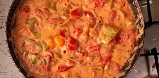 Фото приготовления рецепта: Токана с перцем (овощное рагу в сметанном соусе) - шаг №12